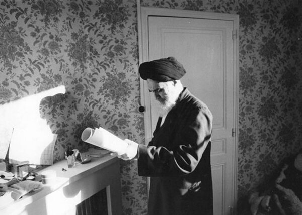 Imam Khomeini challenged US dominance, overthrew Western-backed  monarchy 