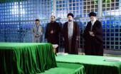 Supreme Leader of the Revolution Makes a Pilgrimage to Imam