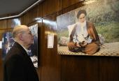 Visite du professeur américain de la maison de l`Imam Khomeiny à Jamaran