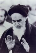 L`Imam Khomeiny en train de la prière