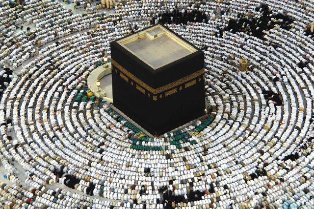 Le « Tawâf » : tourner sept fois autour de la Ka‘bah (à La Mecque) 