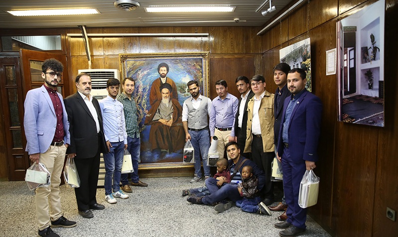 Visite des touristes de étrangers de la maison de l`Imam Khomeini à Jamaran