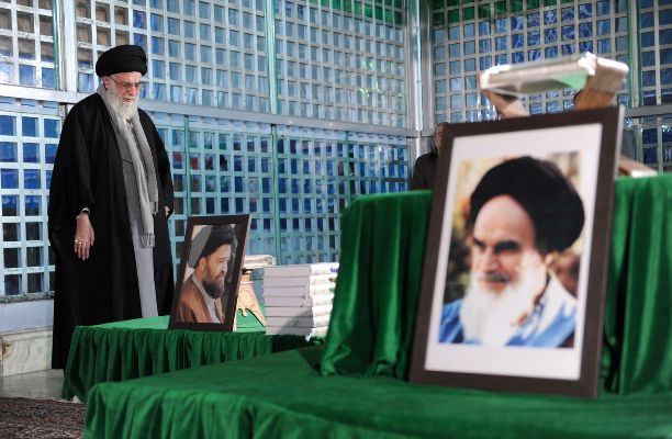 Le Guide suprême rend hommage à l`imam Khomeini