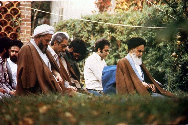 Les points de vue politique et éthique de l`Imam Khomeini : Pourquoi à Paris le fondateur de la république islamique a-t-il insisté sur le fait qu’il ne retourne pas en Iran afin de diriger les opérations ?