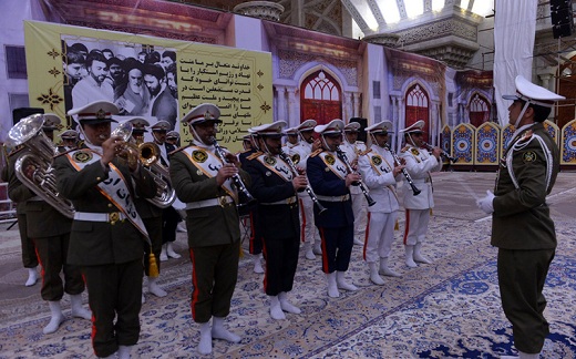 La commémoration de la journée de la république Islamique dans le sanctuaire de l’Imam Khomeiny