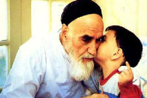Comment l’Imam Khomeini (paix à son âme) illustre-t-il le rôle de la famille dans l’éducation des enfants ?