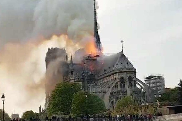 Incendie à Notre-Dame de Paris, Zarif sympathise avec les Français et les catholiques
