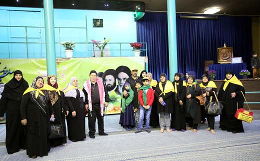 Visite de la maison de l’Imam Khomeiny (paix à son âme) par des touristes étrangers à Jamaran