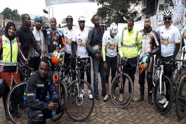 Quatre musulmans du Kenya vont au Hadj en vélo 