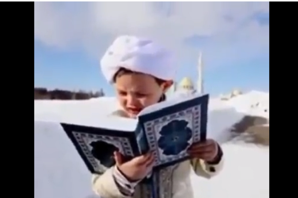 Bulgarie : Un petit enfant qui lit le Coran 
