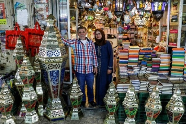 Dans la Vieille ville de Jérusalem, un fabricant de lanternes illumine le ramadan 