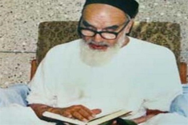 Dans quel comportement de l’imam Khomeini se manifestait-il l’intérêt primordial qu’il portait au saint coran ? 