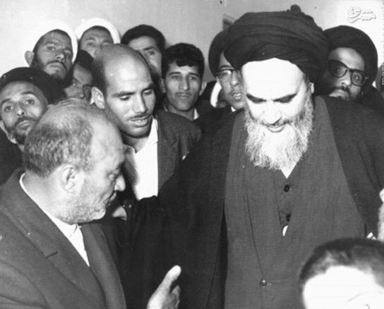 Quel rôle l’exode et la migration des savants religieux à Téhéran avaient-ils joué dans la libéralisation de l’imam Khomeini ?