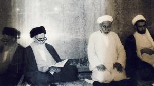 L’intérêt porté par l’Ayatollah Khomeini à la récitation des litanies et à la lecture des invocations. 