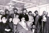 La présence de l`Imam Khomeini aux obsèques du martyr Motahari