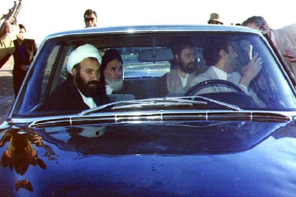 Le récit de l’escorte et de la conduite de l’Imam Khomeini sur le podium où il a tenu son discours, après son retour en Iran