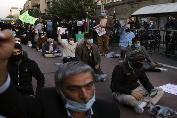 Les Iraniens se rassemblent devant l`ambassade de France pour condamner Macron