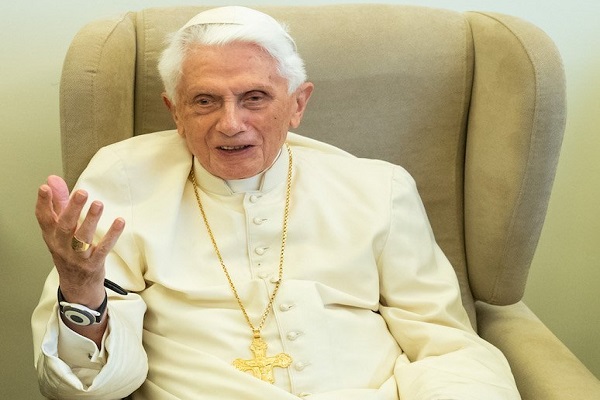 Le pape Benoît XVI s’attaque au mariage homosexuel et se fait critiquer pour ses positions sur l’Islam