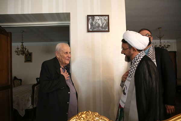 La rencontre du directeur de l’institut pour la compilation et la publication des œuvres de l’imam Khomeini (paix à son âme) et l’ambassadeur de Palestine