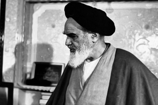 Selon l`imam Khomeini, quelle était la source de l`oppression contre le peuple opprimé ? La souffrance de la population est causée par les grandes puissances.