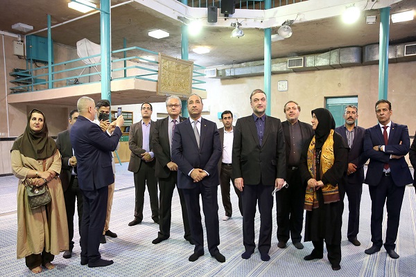 Le ministre irakien de la Culture et du Tourisme visite la maison de l`imam Khomeiny à Jamaran