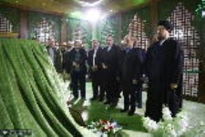 Renouvellement de l`engagement du président, des vice-présidents et des directeurs de l`IRIB envers les idéaux de l`Imam Khomeiny (s)