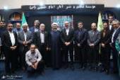 Visite du président de l`Institut pour la compilation et la publication des œuvres de l`Imam Khomeini (paix soit sur lui) à l`exposition du livre de Téhéran