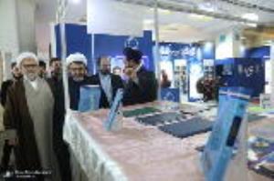 Visite du président de l`Institut pour la compilation et la publication des œuvres de l`Imam Khomeini (paix sur lui) à l`exposition internationale du Saint Coran