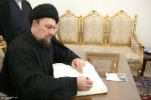Présence de Seyyed Hassan Khomeini à l`ambassade du Vatican et signature du livre de condoléances pour le décès du pape