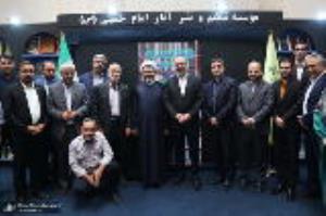 Visite du président de l`Institut pour la compilation et la publication des œuvres de l`Imam Khomeini (paix soit sur lui) à l`exposition du livre de Téhéran