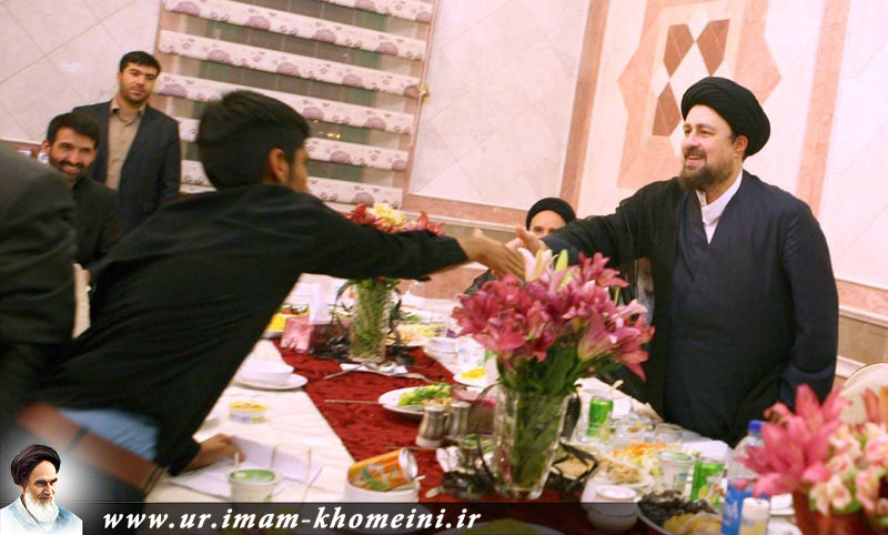 رمضان کی انیسویں شب  کمیتہ امداد امام خمینی(رہ) کے زیرنگران جوانوں کی سید حسن خمینی سے ملاقات
