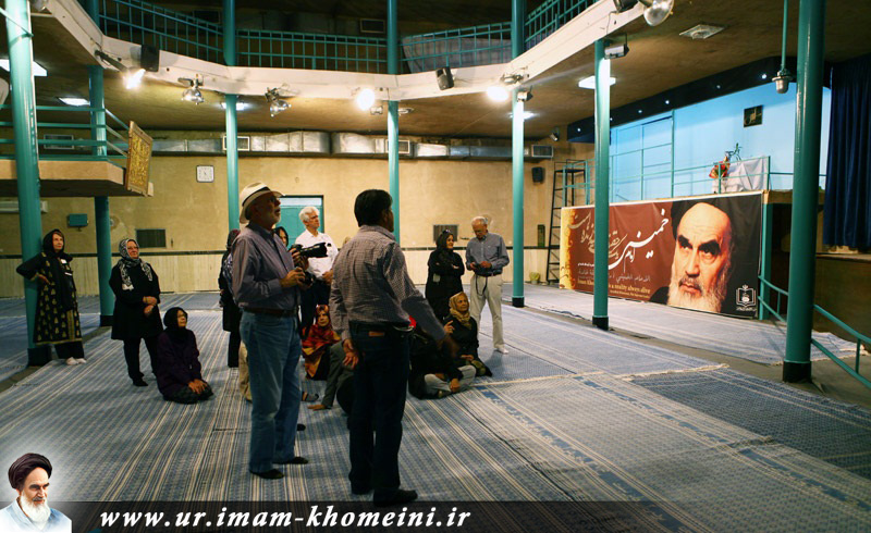 امریکی سیاحوں کے ایک گروپ نے تہران میں حسینیہ جماران کا دورہ کیا