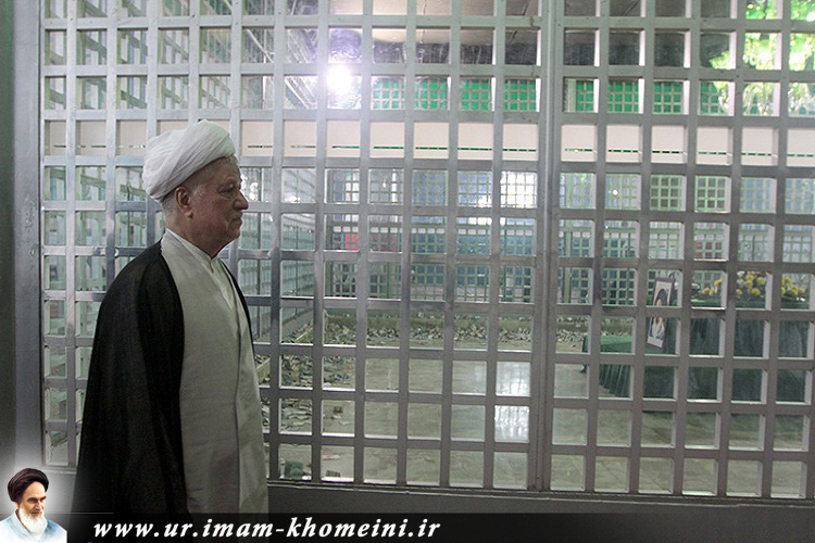 بانی اسلامی جمہوریہ ایران کے حرم میں آیت اللہ ہاشمی رفسنجانی کی امام خمینی(رح) کو خراج عقیدت