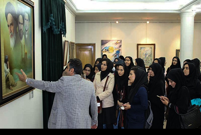 شہرکرد یونیورسٹی کے طالب علموں کے ایک گروپ کا اصفہان امام خمینی(رح) گیلری کا دورہ