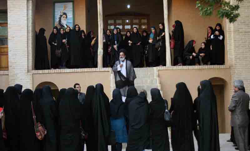 اساتذه اور طالبات کا امام خمینی (ره) کے گهر کا دوره
