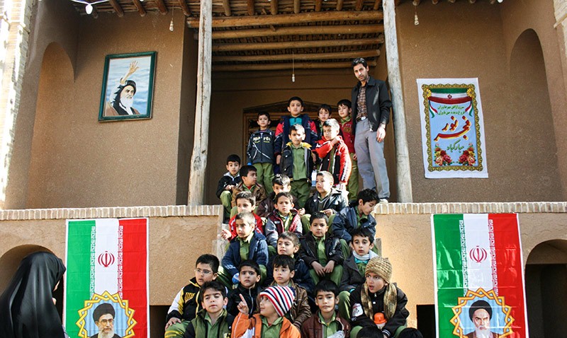 خمین میں، طالب علموں کو امام خمینی (ره) کے گهر کا دورہ