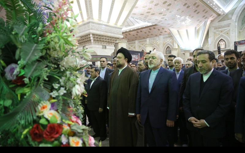 ایران کے وزیر خارجہ اور بیرون ملک مقیم سفیروں کی امام خمینی(رح) کے ساتھ تجدید عہد