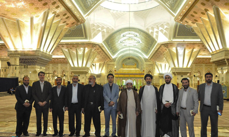 حضرت عباس (ع) کے مقدس مزار کے مینیجرز اور کارکنوں کی حرم امام خمینی(رح) میں حاضری اور خراج عقیدت