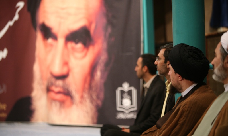 "نگاہ اخلاقی بہ قرآن"  کے عنوان سے حسینیہ جماران میں ہفتہ وار جلسہ میں یادگار امام کی حاضری