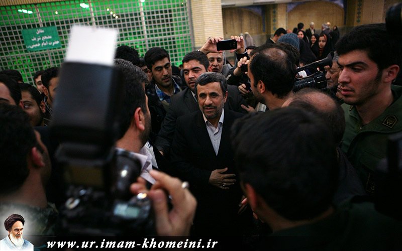 ایران کے سابق صدر، احمدی نژاد کی آرامگاہ امام خمینی(رح) کی زیارت اور یادگار امام(رہ) سے ملاقات