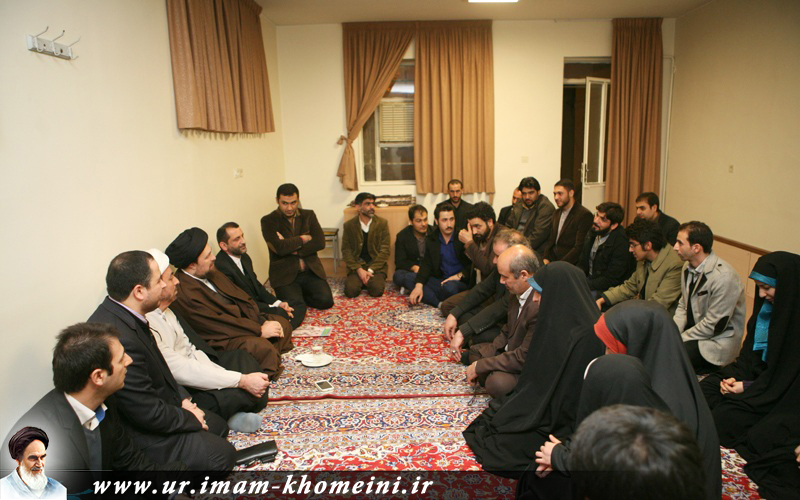 شہدا اور ایثارگروں کی اولاد کے ایک گروپ نے یادگار امام خمینی(رح) سے ملاقات کی