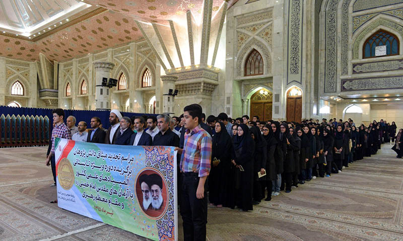 امام خمینی(ره) کے ساتھ ایران میں سائنسی المپیاڈ کے منتخب طلباء کی تجدید عہد