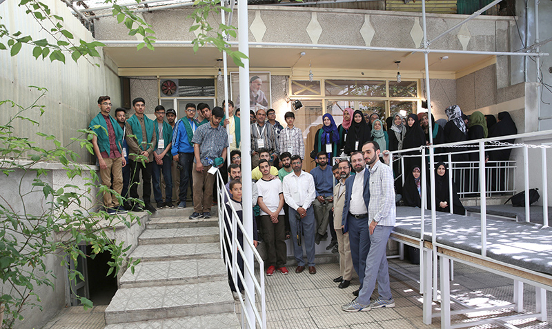 جماران میں لنڈن کے اسلامی کالج کے طلباء 