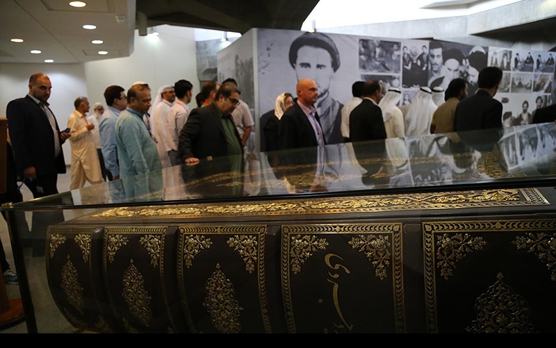 تکریم امام خمینی(رح) کمیٹی کے غیرملکی مہمانوں نے قومی کتابخانہ کا دورہ کیا