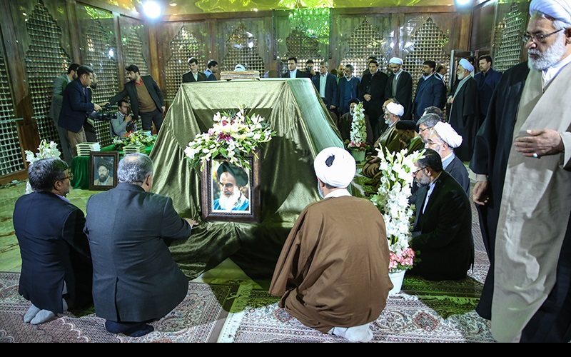 ایرانی سپریم عدلیہ کے اعلی حکام کی امام خمینی[رح] سے تجدید میثاق
