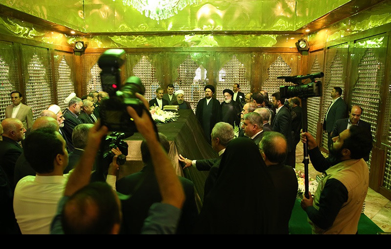 اسلامی حکومت ویک؛ صدر اور اراکین حکومت کی حرم امام میں حاضری، امام خمینی(رح) کے ساتھ تجدید عہد /۲۰۱۶