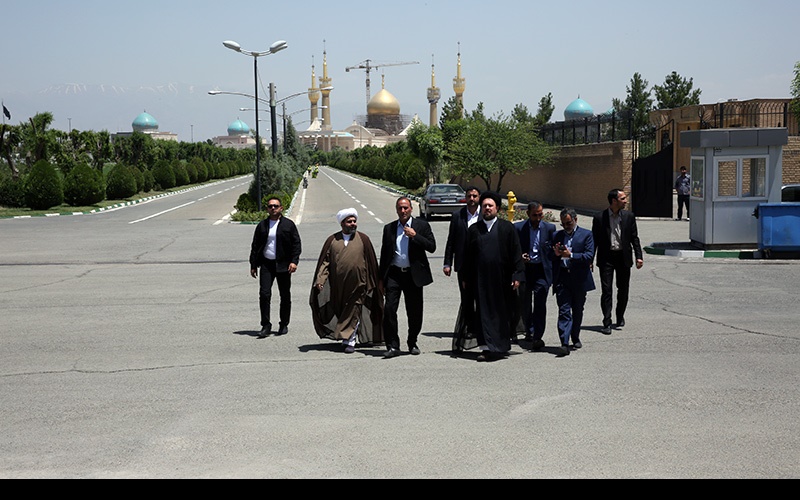تکریم امام خمینی[رح] کمیٹی کے عملے کی یادگار امام کے ساتھ ملاقات