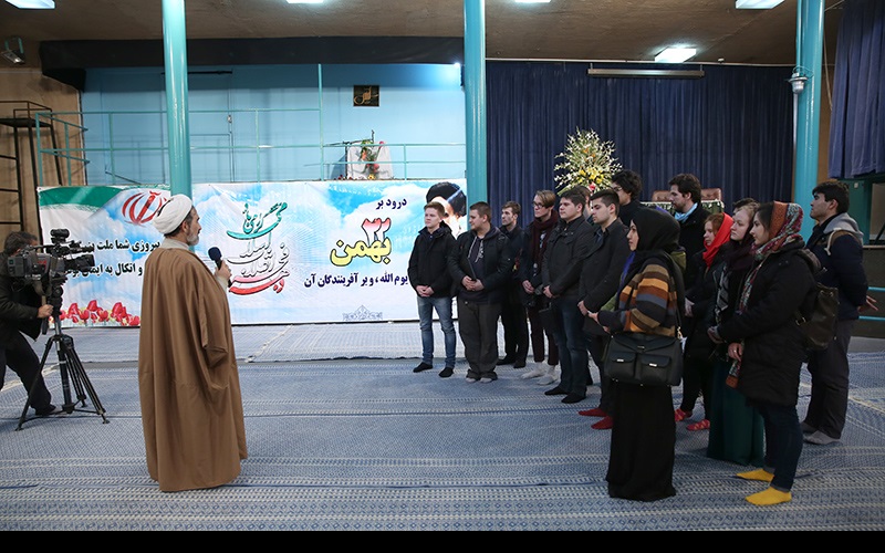 روسی طالب علموں کے ایک گروپ کا جماران میں امام خمینی(رح) کے گھر کا دورہ