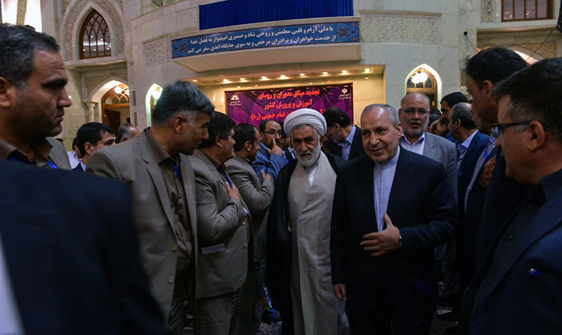 ایران کے تعلیمی ادارے کے وزیر، ڈپٹیز اور مینجرز امام خمینی (ره) کے مزار کے دورے پر