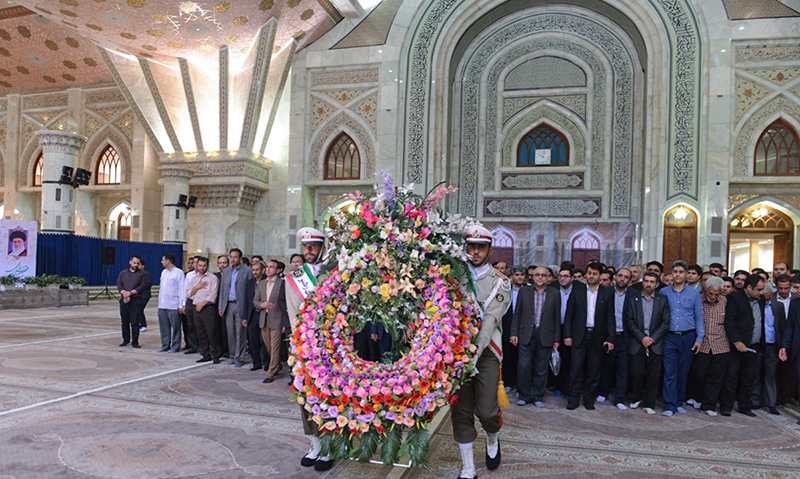 امام خمینی (ره) کے ساتھ البرز صوبہ اور شہر ری کے گورنرز کی تجدید عہد